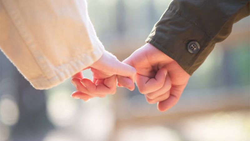 যে চার রাশির মেয়েদের প্রতি ছেলেরা বেশি আকৃষ্ট হয়